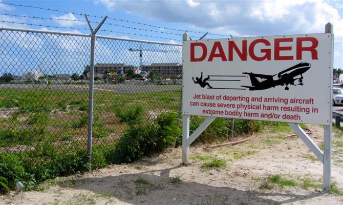 Um dos avisos de perigo em volta do aeroporto da ilha caribenha