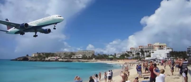 Aeronaves passam a poucos metros dos turistas na aterrissagem