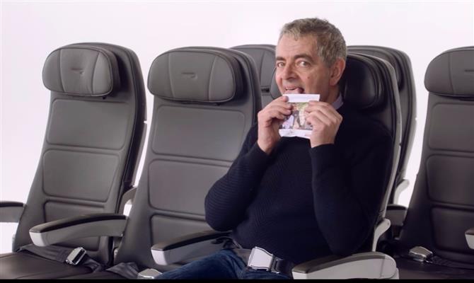 Rowan Atkinson, da série Mr. Bean, é um dos atores no novo safety video da British Airways