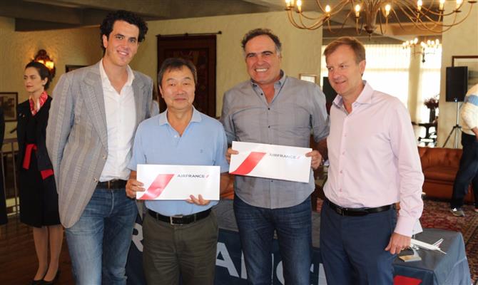 Os vencedores deste ano, Edson Watanabe e Carlos Cruz, entre Wouter Vermeulen e Jean Marc Pouchol, da Air France