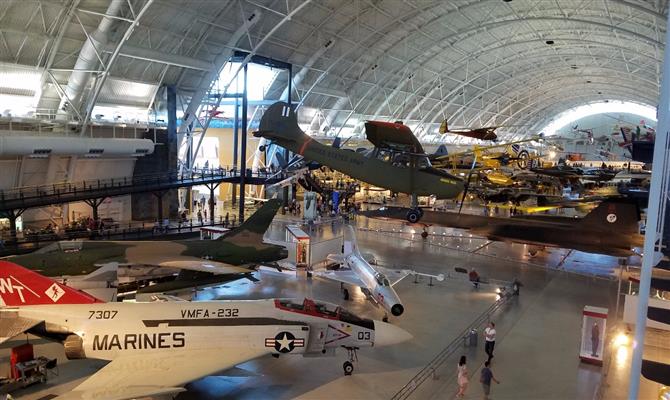 Dezenas de aeronaves estão expostas no Steven F. Udvar-Hazy Center