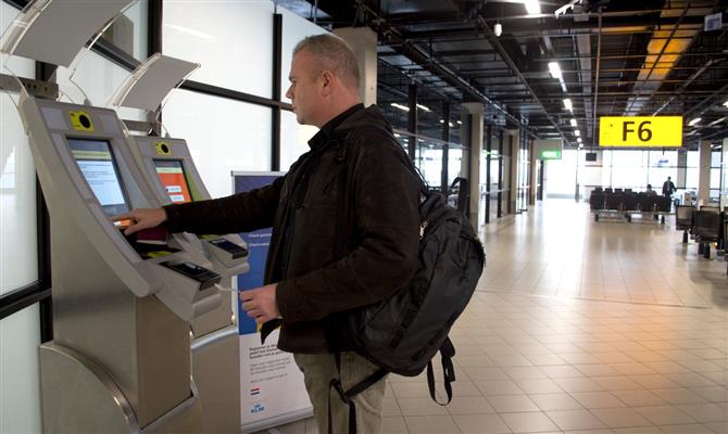 Passageiro faz check-in por biometria no aeroporto Schiphol