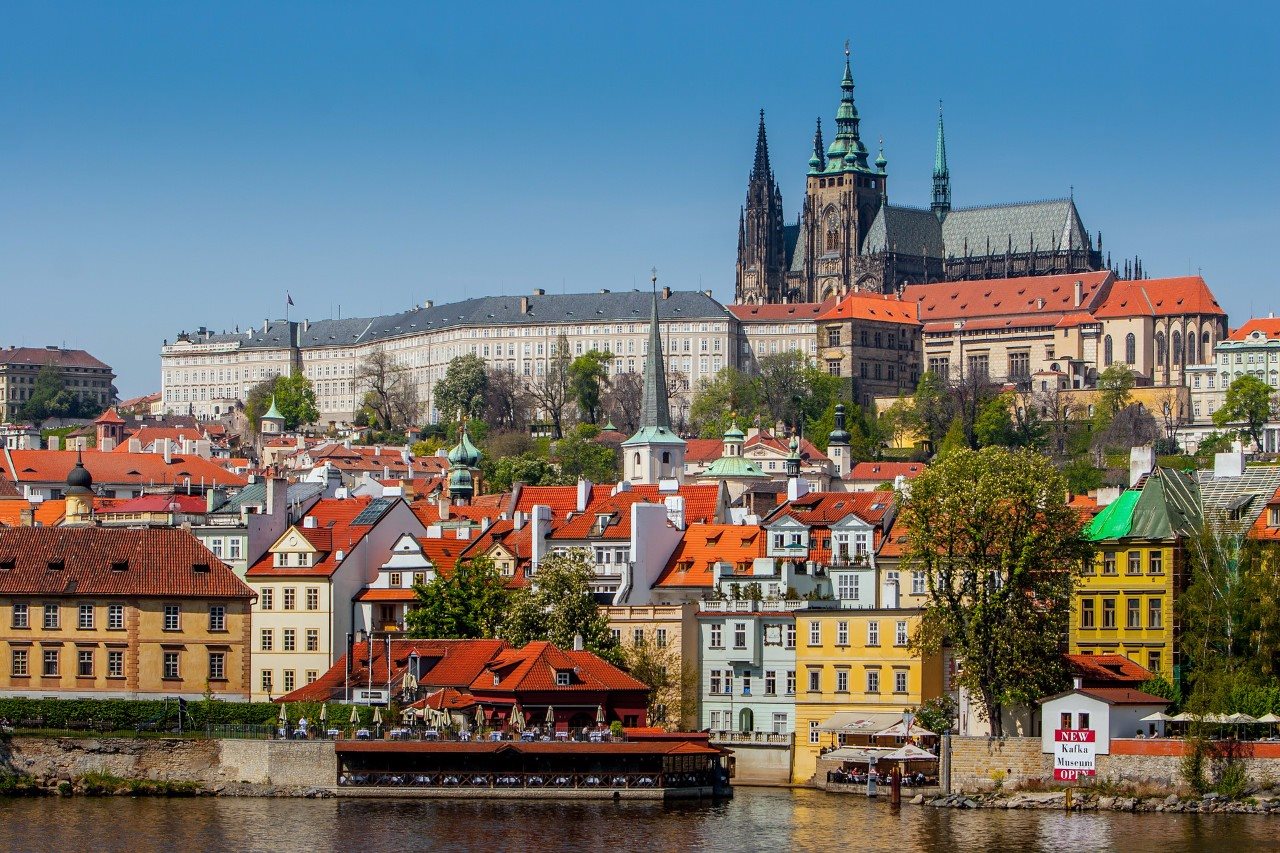 Visite a Praça da Cidade Velha, compre souvenires em mercados de Natal e explore o Castelo de Praga