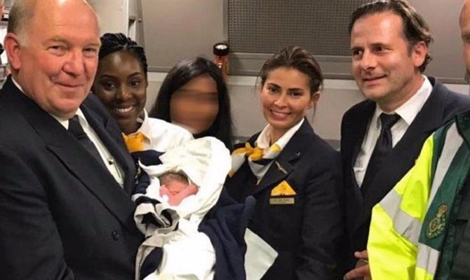 Tripulação ajudou no parto a bordo do avião. Com o rosto não identificado, a mãe do bebê Nikolai