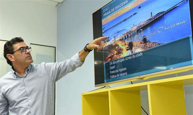 O secretário Alexandre Pereira mostra o projeto de transformação dos espigões da cidade (píeres que avançam sobre o mar) em áreas de entretenimento temáticas