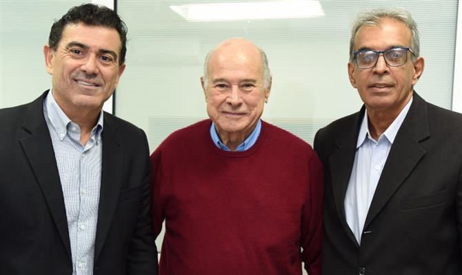 Alexandre Pereira e Airton Cabral Jr. são recebidos na PANROTAS por Guillermo Alcorta, presidente da empresa