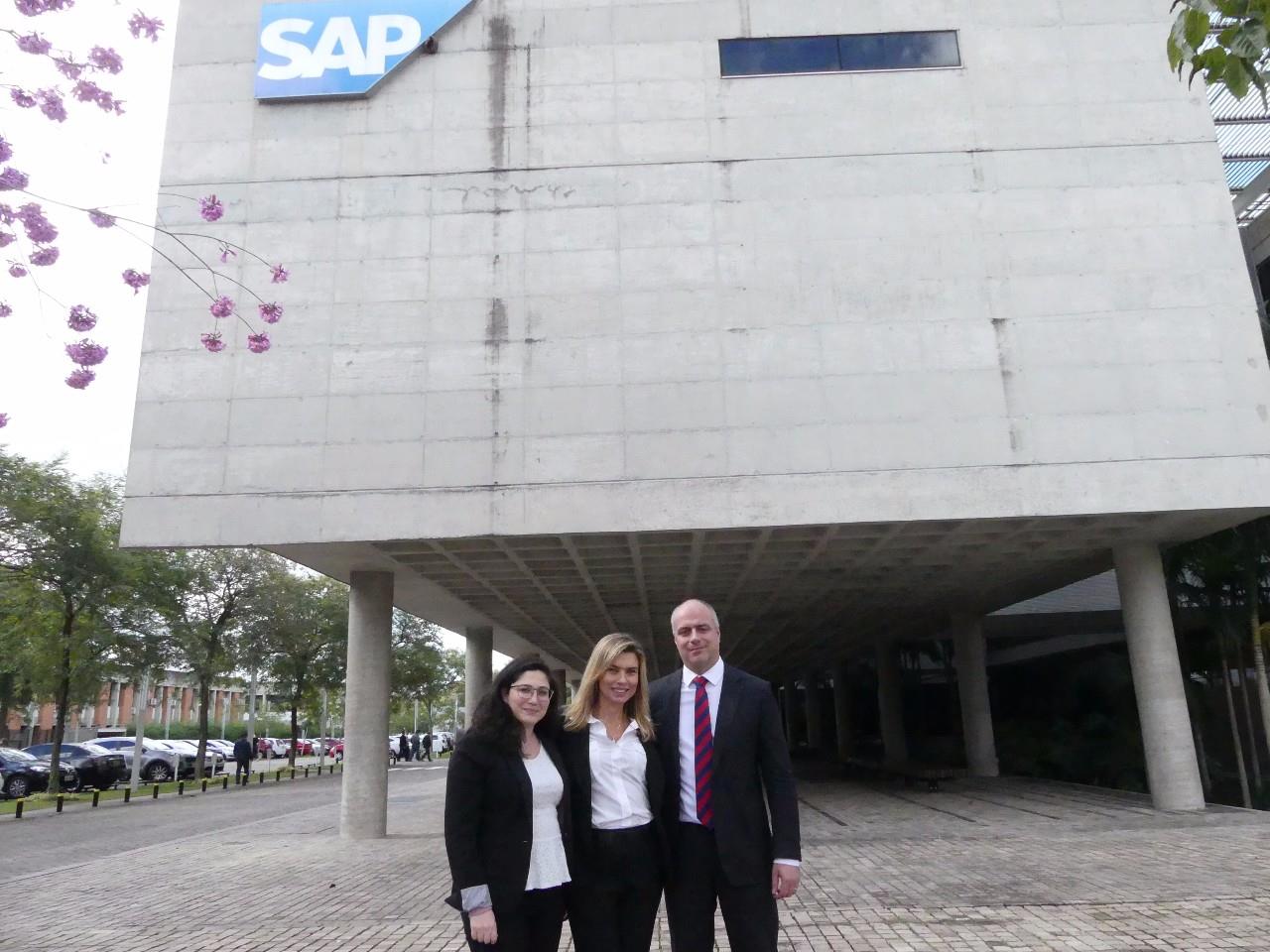 A responsável pela área de Marketing da Concur, Neemat Eid, a diretora geral da Concur no Brasil, Valeria Soska, e diretor de Serviços da Concur no Brasil, Jean Amadei, todos em frente ao SAP Labs Latina America