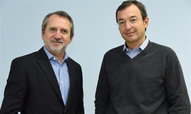 Roberto de Oliveira Luiz, diretor de Desenvolvimento de Negócios da empresa, com Arruda