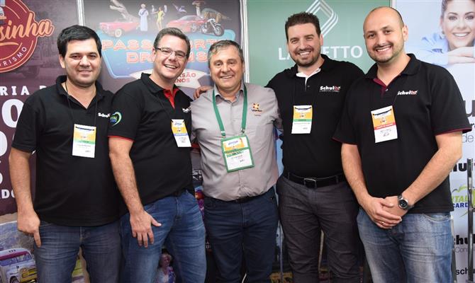 Claudio Souza, da Vento Sul Turismo (ao centro), entre a equipe da Schultz: Luciano Bonfim, Alexandre Pardi, Rodrigo Rodrigues e Diego Floriano