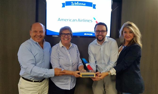 Nas pontas, José Roberto Trinca e Cátia Frias, da American Airlines, com Ana Maria Berto e Roberto Sanches, da premiada Orinter, no centro