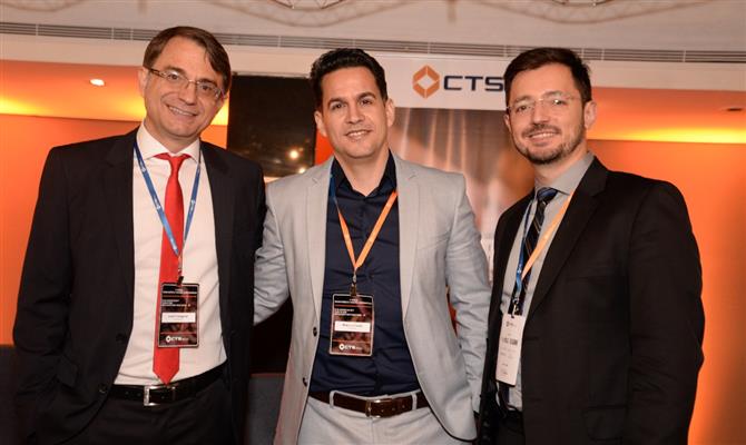 Os palestrantes: José Calegher, professor de MBA em Auditoria, Marcos Costa, CEO da CTS Brasil, e Juliano Granato, advogado especialista em Direito Empresarial