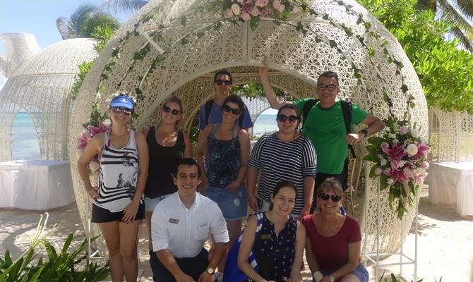 Os participantes do famtur reunidos em um dos locais destinados a casamentos do Sandos Caracol Eco Resort