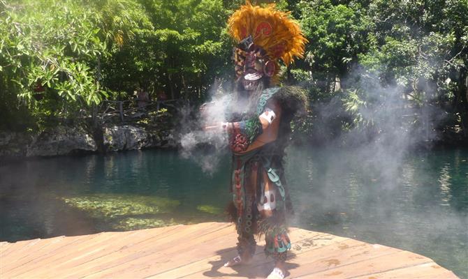 Um xamã maia realiza cerimônias de casamento no Sandos Caracol Eco Resort