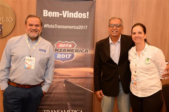 Artur Andrade, da PANROTAS, Airton Cabral Jr., da secretaria de Turismo de Fortaleza, e Jackey Guimarães, da Costa Verde Turismo