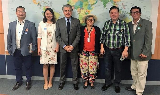 Representantes da Câmara de Comércio de Desenvolvimento Internacional Brasil-China foram recebidos por Alberto Alves (centro)