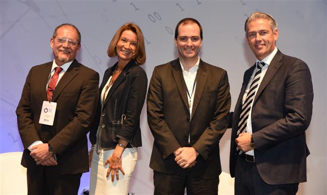 Laerte Farina (CBEC), Carole Poillerat (HRS), Alexandre Vomero (Stefanini) e Jason Long (HRS) participaram do segundo painel do Corporate Travel Forum