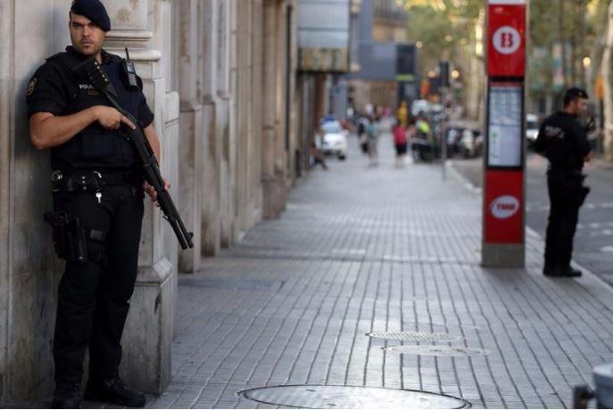 Policial armado próximo a avenida Las Ramblas, local turístico onde foi realizado o atentado