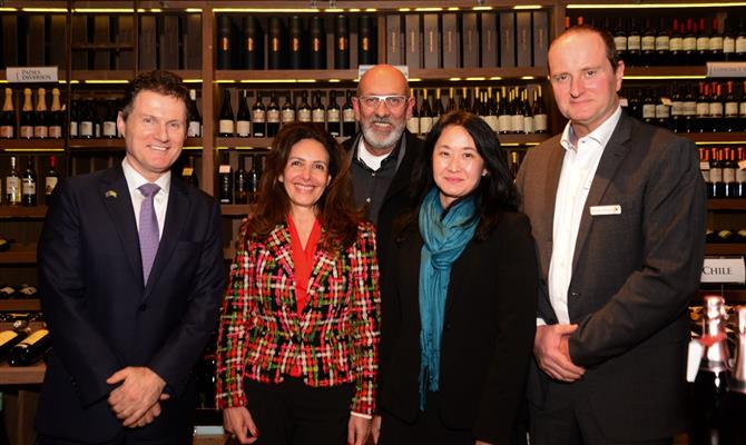 Greg Wallis, cônsul geral da Austrália, Eby Piaskowy, Marco Lourenço e Erika Puig, da Queensberry, ao lado de Craig Bavinton, do Tourism Australia