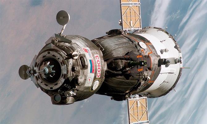 Nave Soyuz se aproximando da EEI