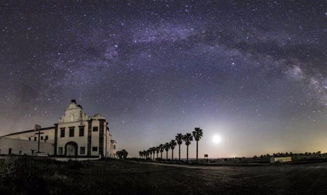 O céu estrelado de Portugal sobre o Convento de Orada, em Monsaraz