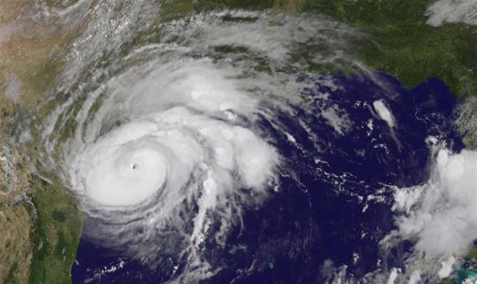 Passagem do furacão Harvey forçou fechamento de aeroportos de Houston