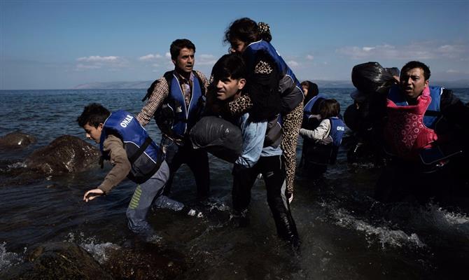 Cidadãos sírios chegam à ilha de Lesbos (Grécia)