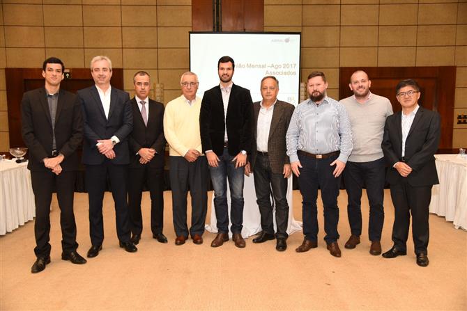 O presidente da Abracorp, Rubens Schwartzmann, entre Tiago Quintanilha (Reserve), Paulo Rogerio Borges Rezende (Amadeus), Luís Carlos Vargas (Travelport), Luis Ambras (Sabre), Glaucio Silva (AGI), Aoron Beyer (Benner), Alexandre Arruda (Argo Solutions) e Gervásio Tanabe (Abracorp)