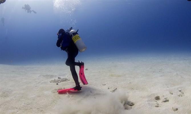Nas Ilhas Cayman é possível mergulhar de um navio de resgate