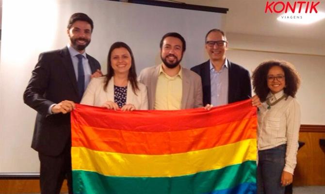 Marcel Nunes e Leticia Ribeiro, da Trench Rossi; Wilson Silva, diretor de Marketing e Relacionamento da Kontik Viagens; Reinaldo Bulgarelli, secretário executivo do Fórum LGBT; e Jaquellyne Sousa, do Recursos Humanos da Kontik