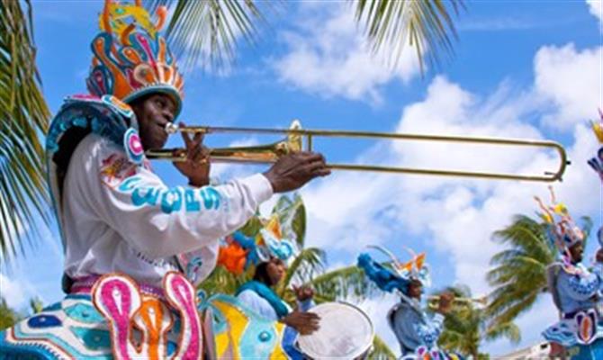 O Junkanoo Festival é um dos atrativos de Bahamas durante a baixa temporada