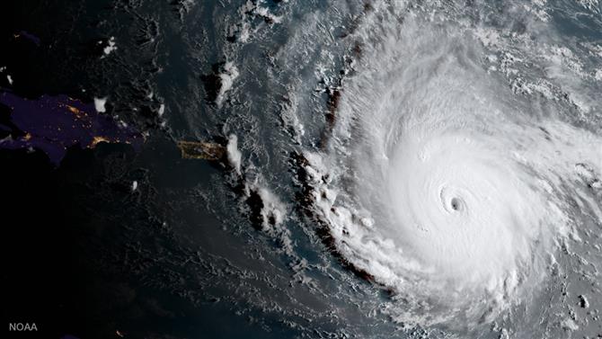O furacão Irma, visto de cima, perdeu a força após passar pela Flórida; mesmo assim, muitos voos foram cancelados para esta segunda
