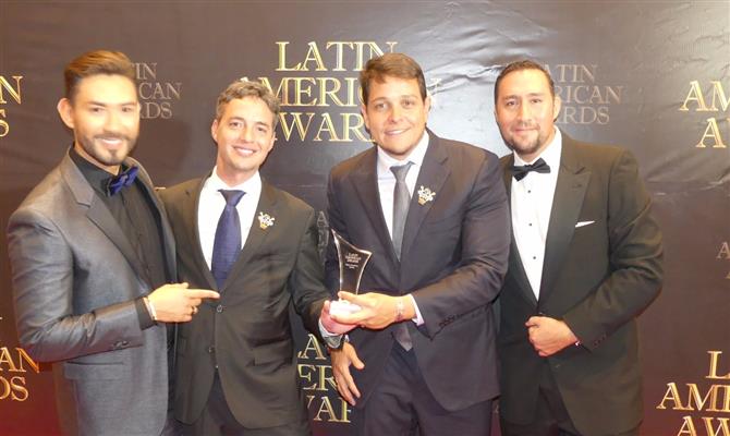 No centro, Thiago Abdul e Eduardo Rodrigues, da Welcome Trips, premiados por Leonel Reyes e Enrique Martin del Campo, da RCD Hotels