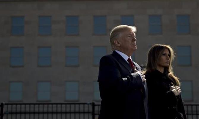 Presidente e primeira-dama fazem minuto de silêncio na Casa Branca