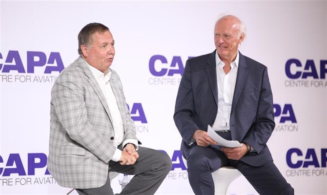 Hernan Rincon, à esquerda, é entrevistado durante o Capa Latin America Aviation Summit, em Cartagena