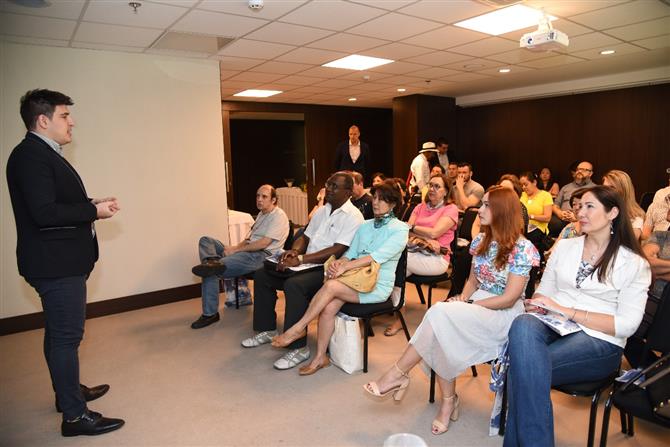 Moises Vitola, do Medellín CVB, palestra para cerca de 50 agentes em São Paulo