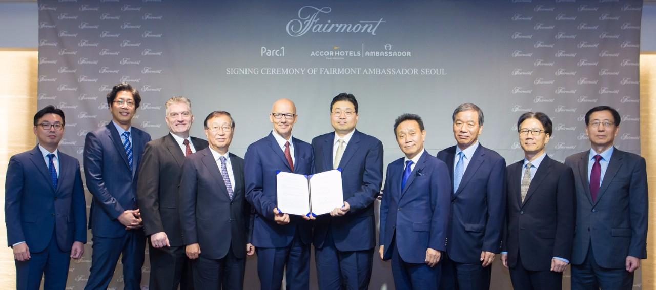 A assinatura do Fairmont Ambassador Seoul foi firmada entre o COO da Accorhotels, Patrick Basset, e Won Chae, diretor da Parc1, grupo que comanda o projeto, incluindo um shopping center e duas torres de escritórios