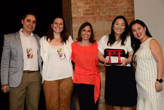 Claudia Tella e Milena Ishibashi, da Costa Brava Turismo, de Campinas (SP), recebem o troféu de principal parceiro da Teresa Perez Tours no primeiro semestre. Na foto elas estão entre Marcelo Silva, Mariana Dreyer e Renata Yano, da operadora