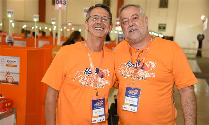 Eloi Oliveira e Michael Barkoczy (Flytour) prestigiam a central de vendas do Hiper Feirão
