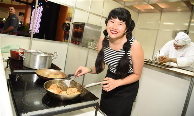 Yuko cozinhou algumas receitas para o público no Hiper Feirão