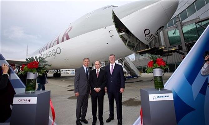 Os executivos se reuniram ontem (25) na entrega do primeiro modelo 747-8 Freighter