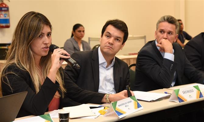 Larissa Peixoto, do MTur, fala durante o Fornatur. Ao seu lado, Fabrício Cobra, da Setur de São Paulo, e Felipe Carreras, da Setur de Pernambuco, também presidente do Fornatur