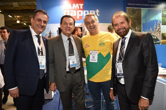 Sylvio Ferraz (de amarelo), da MMTGapnet, entre Claiton Armelin e Valter Patriani, da CVC, e Guilherme Paulus, da GJP