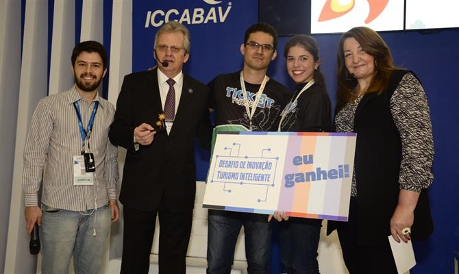 Ticket Phone recebe o prêmio de melhor startup da competição das mãos do  coordenador do núcleo Turístico da Sebrae, Alberto Valim, do presidente da Abav, Edmar Bull, e da presidente da Braztoa, Magda Nassar