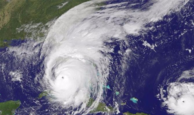 A impressionante extensão do furacão cobrindo a Florida, parte de Cuba, e mais a direita o Furacão José.