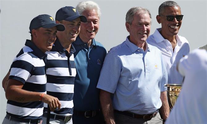 Bill Clinton, George Bush e Barak Obama, três ex-presidentes acompanhando os golfistas norte-americanos: Rick Fowler e Jordan Spieth