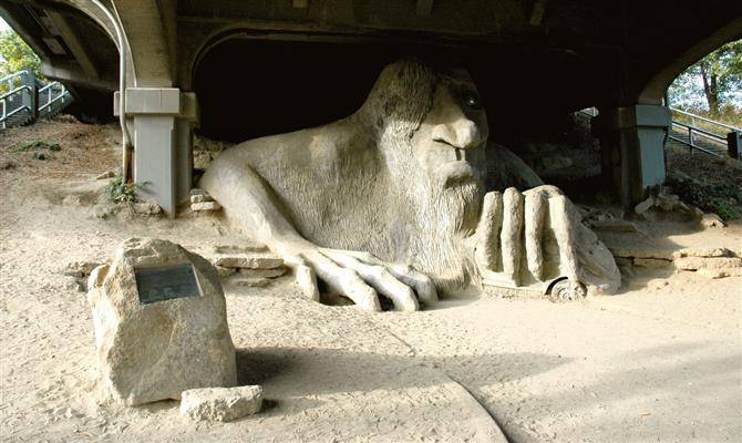 Escultura de um Troll, embaixo da Fremont Bridge