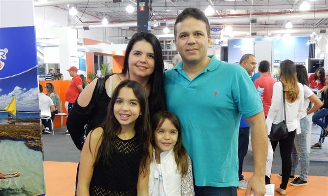 A família Andrade: Jaqueline, Jean, Victória e Giovanna