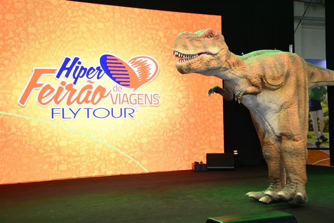 Os dinossauros do T-Rex Park divertem as crianças e soltam altos urros