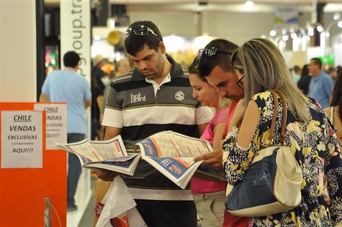Público acompanha as promoções pelo jornal que circula na feira