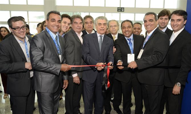 Momento em que o ministro interino do Turismo, Alberto Alves, dá início às atividades do Festival JPA